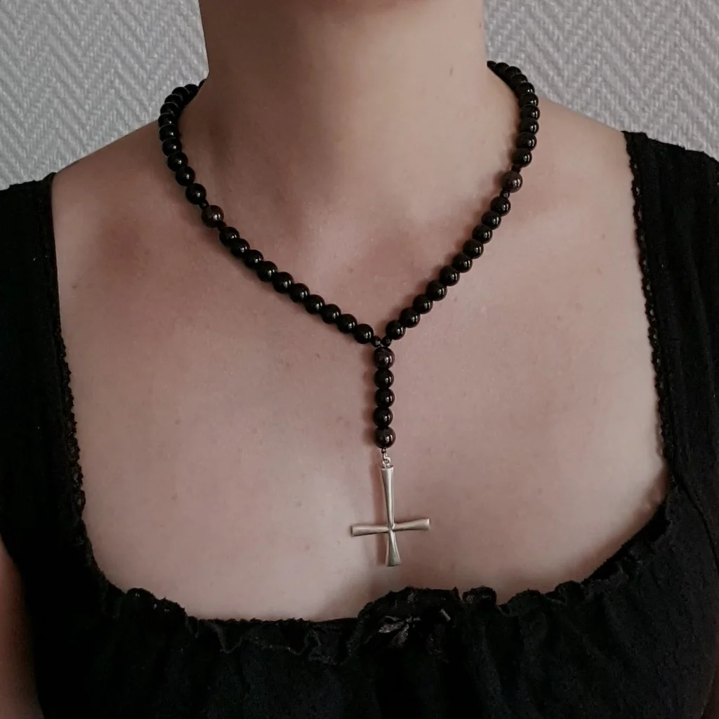 Rosaire en onyx et grenat, avec croix satanique en argent 925