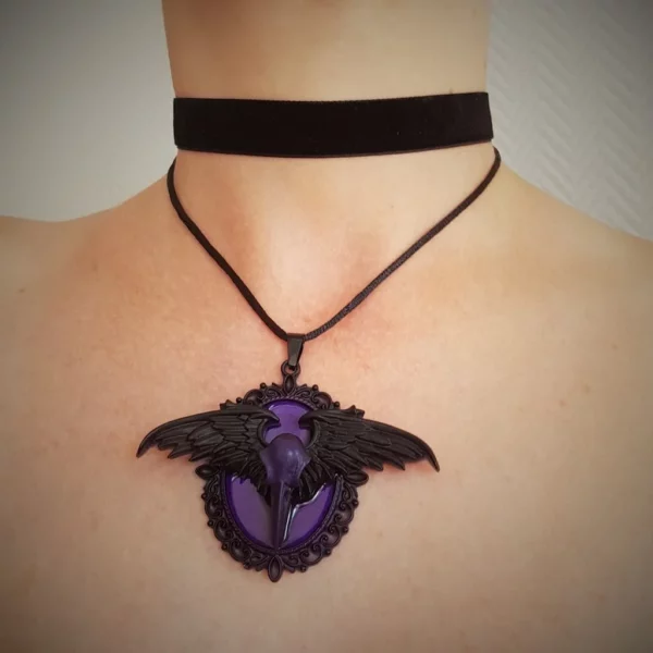 Collier choker gothique multi-rang crâne de corbeau ailé, violet et noir