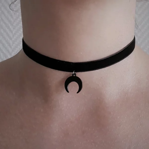 Collier ras de cou lune noire inversée, en velours et acier inoxydable