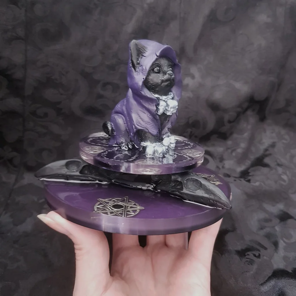 Purple Witchy Kitty, statuette de chat sorcier violet et noir