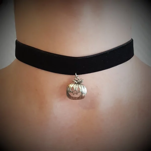 Collier ras de cou en velours noir citrouille