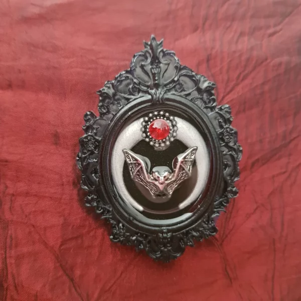 Broche camée gothique chauve-souris et lune inversé