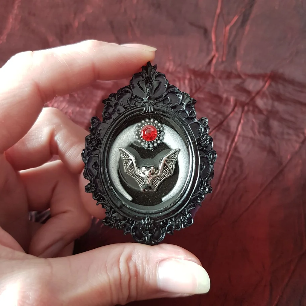 Broche camée chauve-souris et croissant de lune inversée