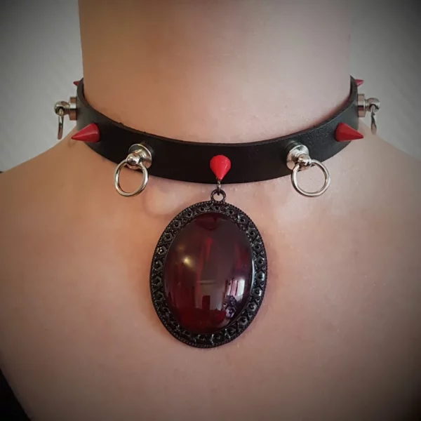 Collier gothique en cuir Red Hole, avec rivets spike et anneaux