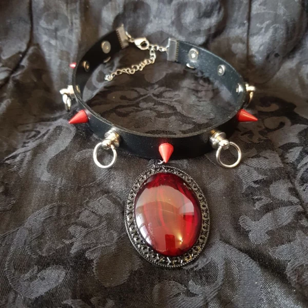 Collier gothique en cuir Red Hole, avec rivets spike et anneaux