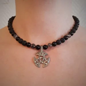 Collier triquetra celtique, en lave et agate