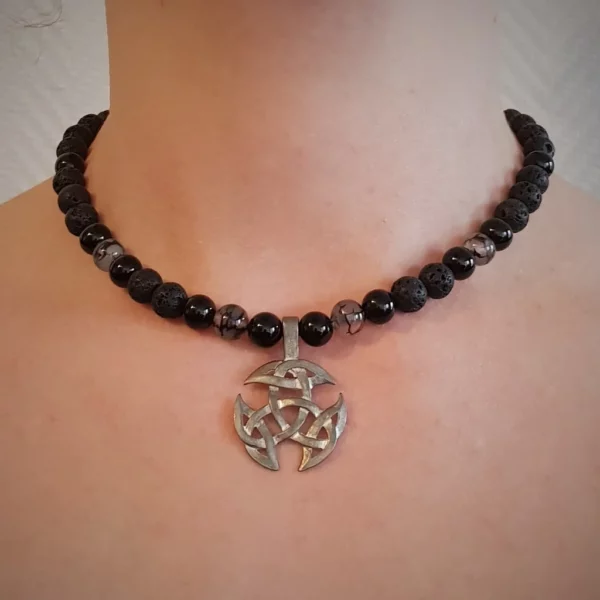 Collier triquetra celtique, en lave et agate