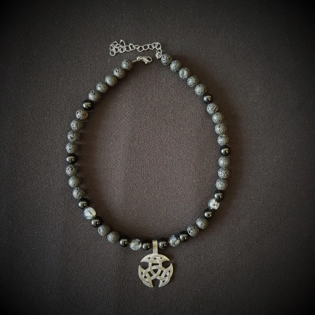 Collier triquetra celtique, en lave et agate