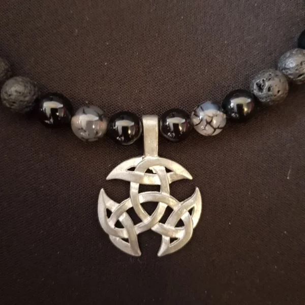 Collier triquetra, en lave et agate