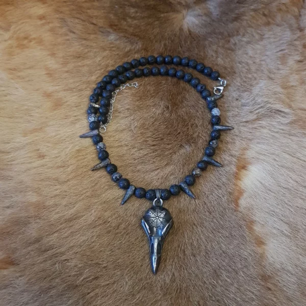 Collier Vegvisir sur crâne de corbeau