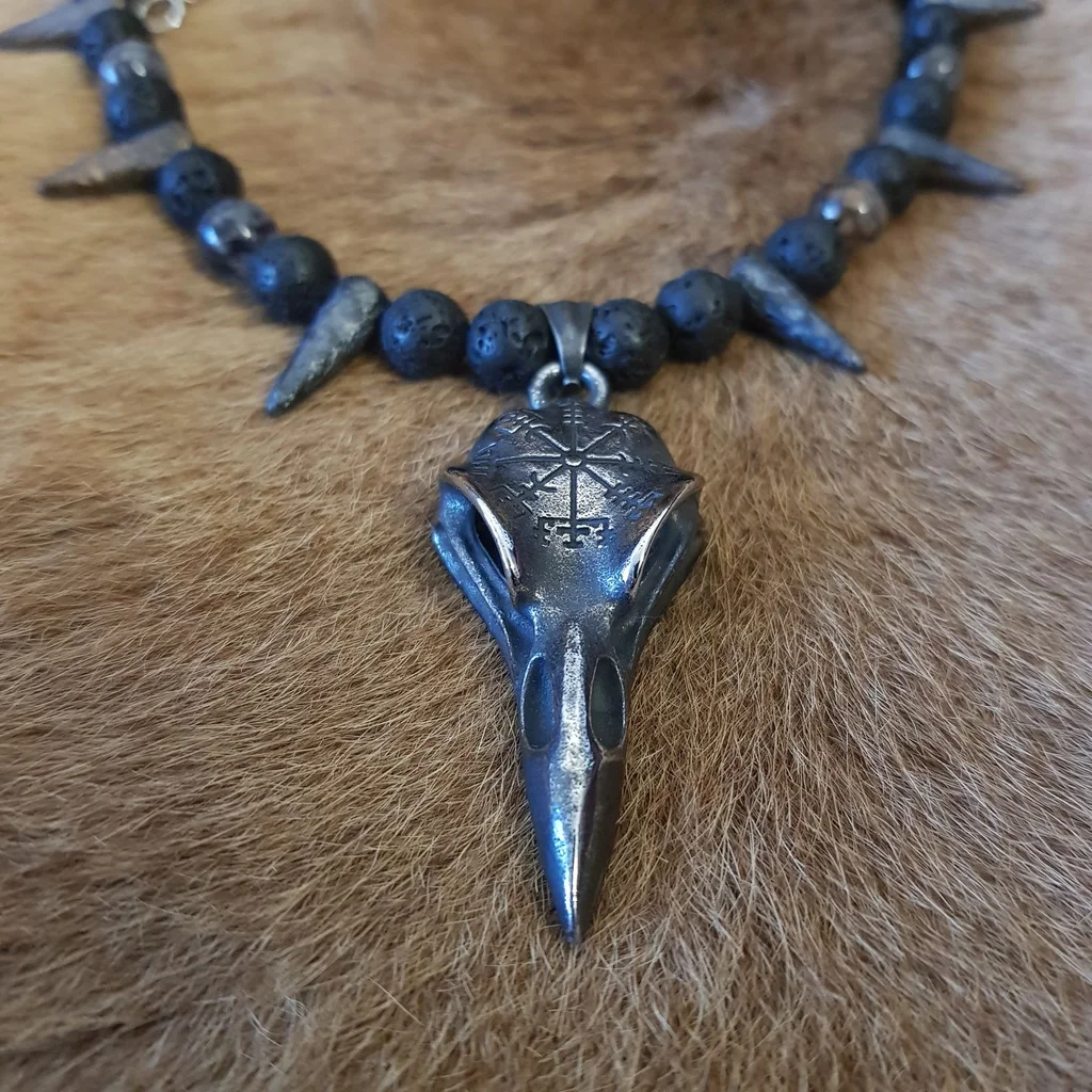 Collier Vegvisir sur crâne de corbeau