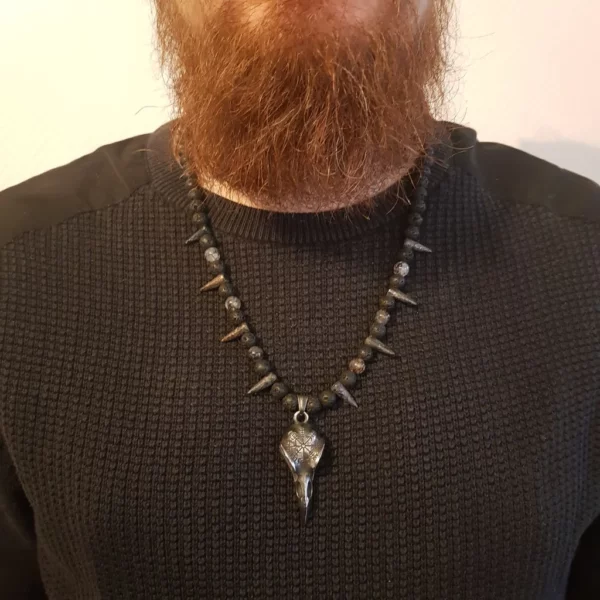 Collier Vegvisir sur crâne de corbeau