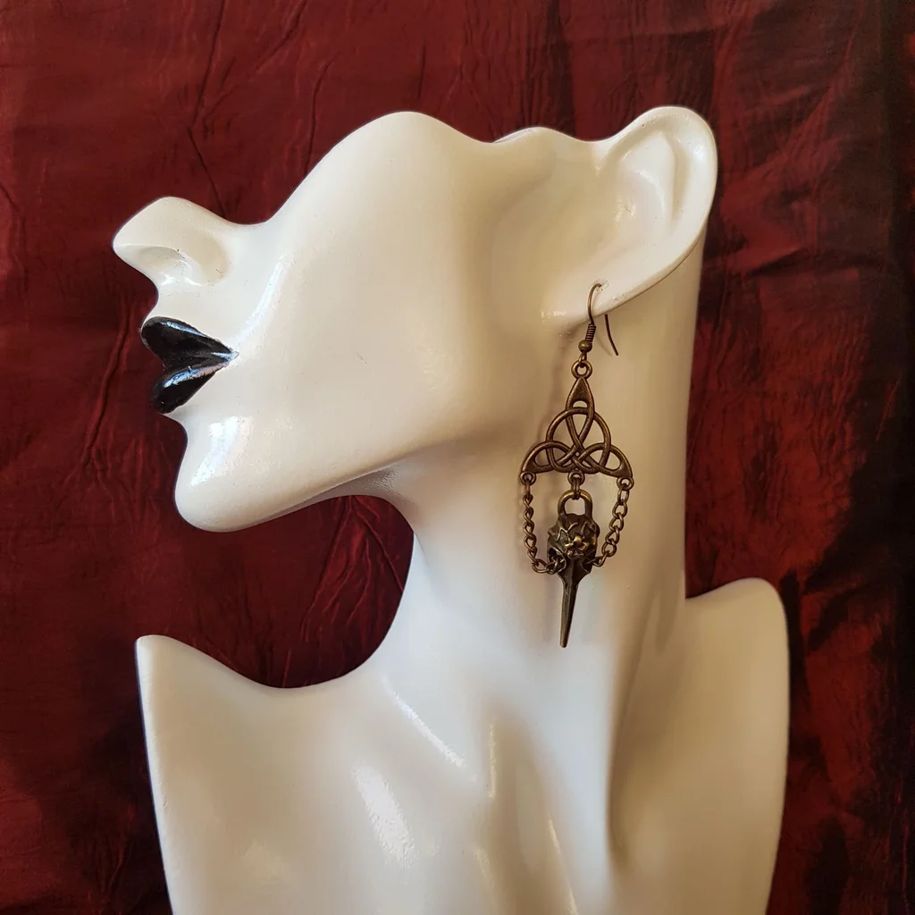 Boucles d'oreilles crâne de corbeau et triquetra