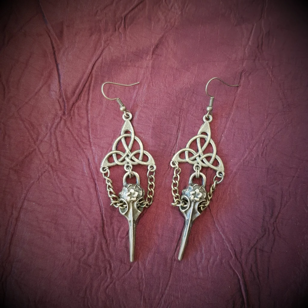 Boucles d'oreilles crâne de corbeau et triquetra