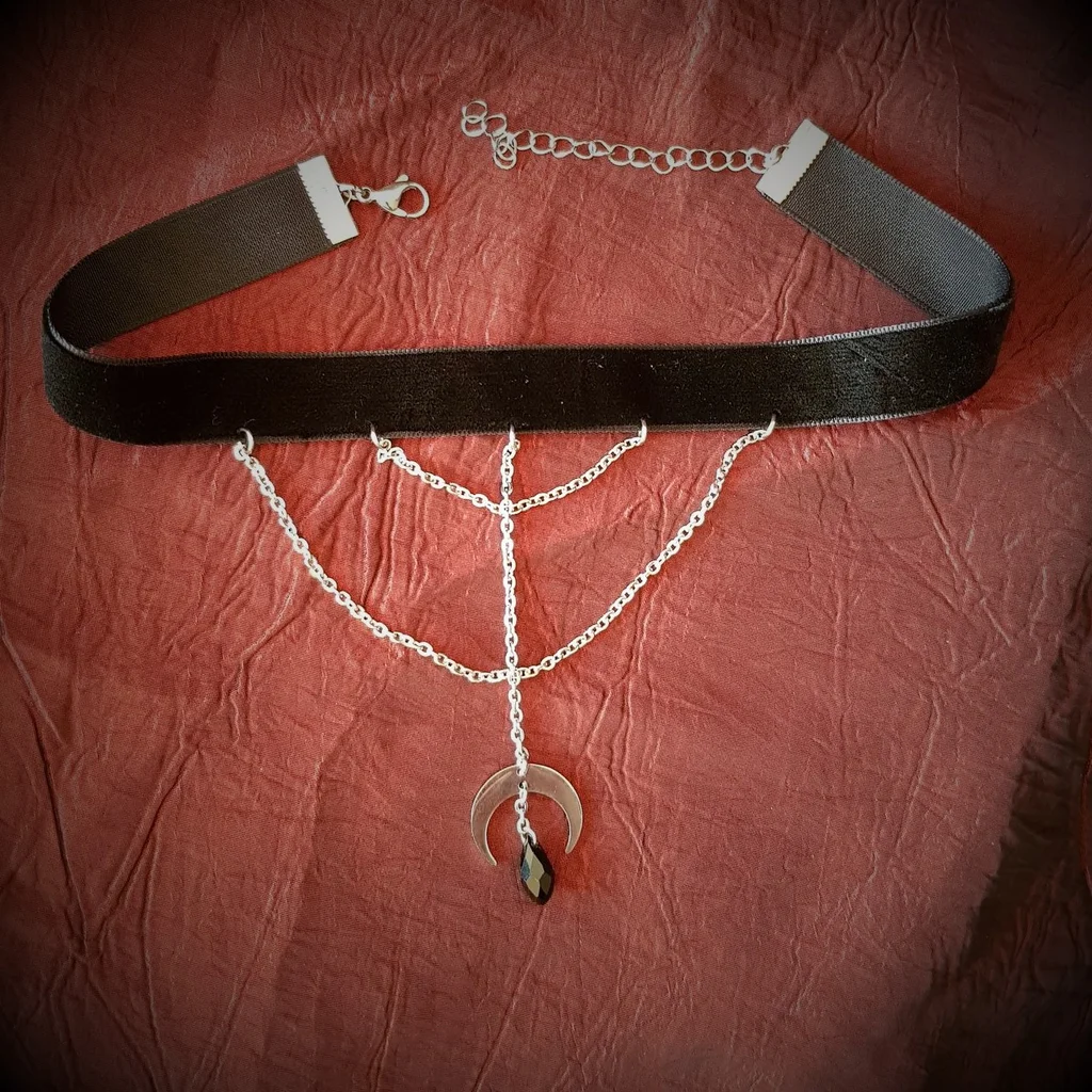 Choker Hécate, avec lune inversée et perle en verre noire