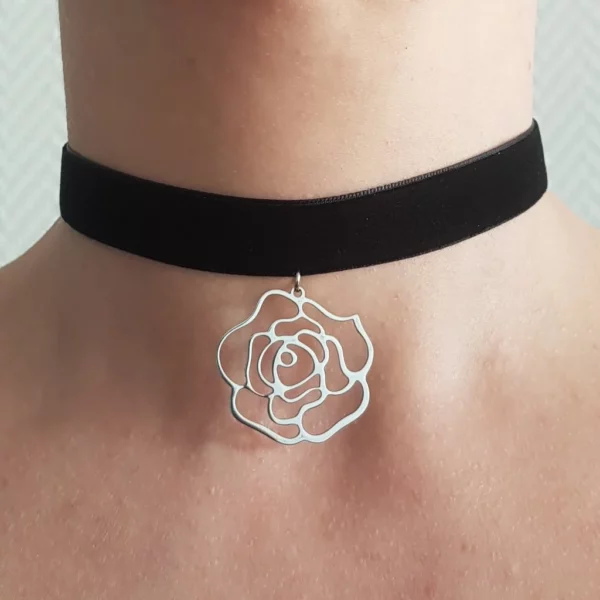 Collier choker fleur en acier inoxydable et velours noir.