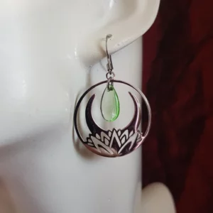 Boucles d'oreilles fleur de lotus et lune, réhaussé par une perle goutte verte. Matériaux: acier inoxydable, verre. Diamètre de 29 millimètres environ.
