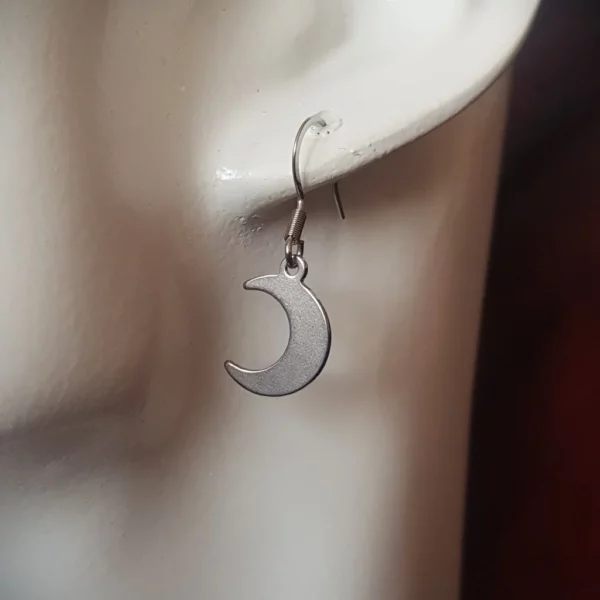 Boucles d'oreilles petit croissant de lune, avec deux possibilités de monture au choix: crochets ou clous d'oreilles. Entièrement en acier inoxydable.