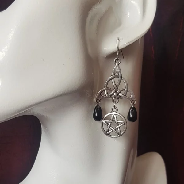 Boucles d'oreilles triquetra et pentacle, perles noires