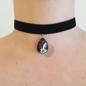 Choker en velours noir portrait de femme squelette