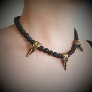 Parfait pour un style viking ou witchy, ce collier crâne de corbeaux en perle de lave noire naturelle.