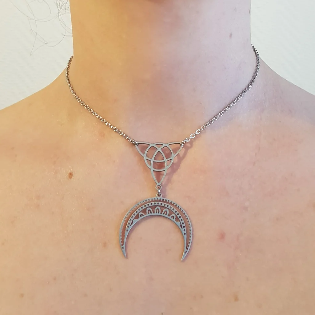 Collier lune et triquetra