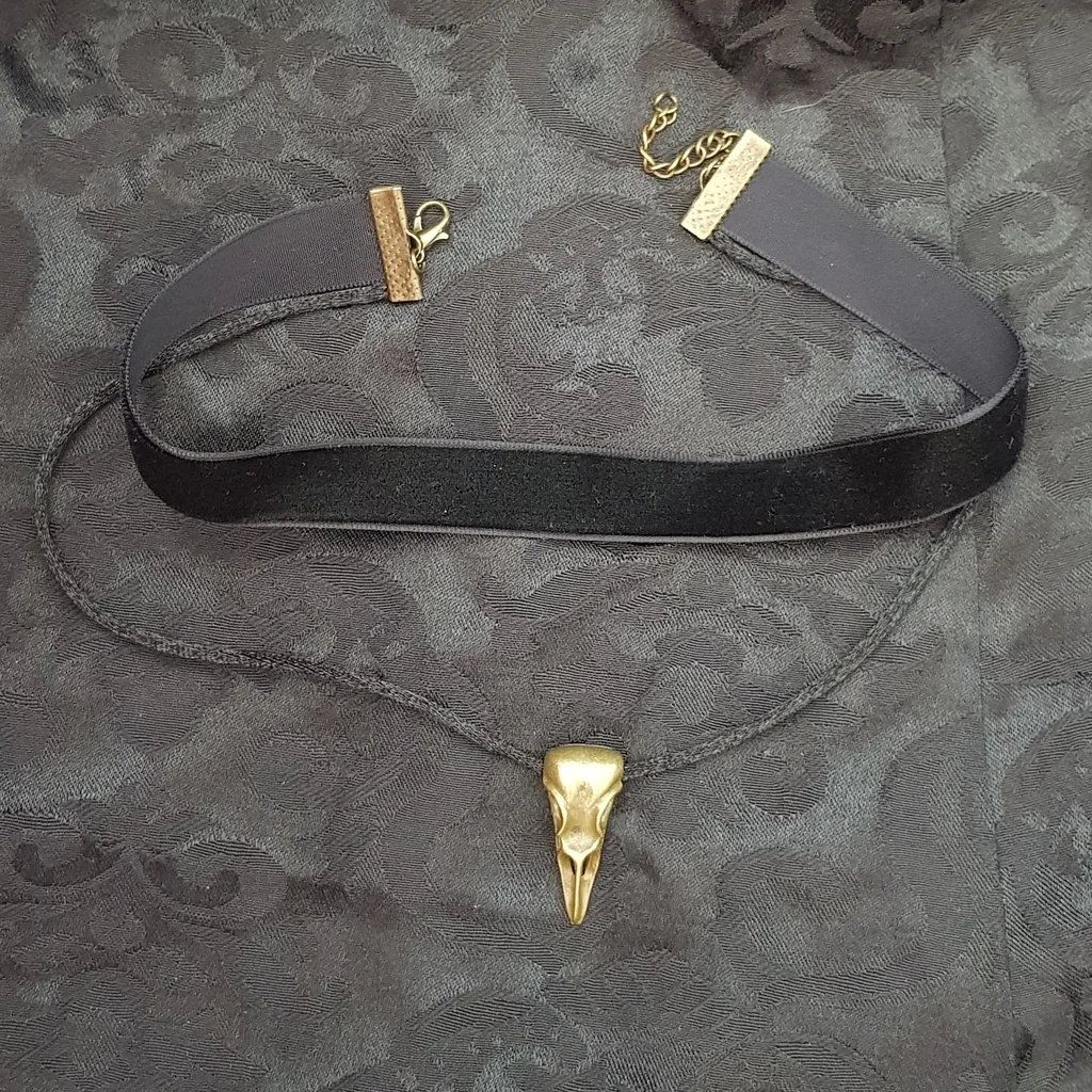 Collier multi-rang crâne de corbeau