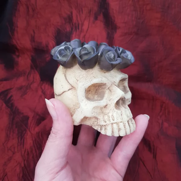 Crâne avec couronne de fleurs – Image 4