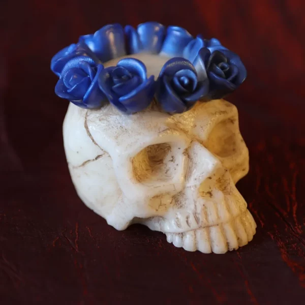 Crâne avec couronne de fleurs