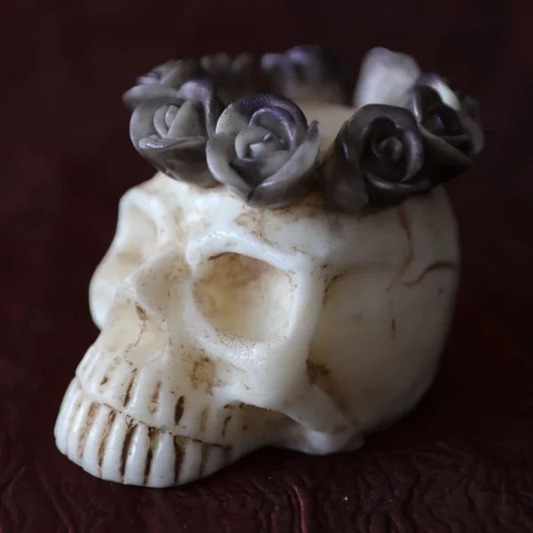 Crâne avec couronne de fleurs