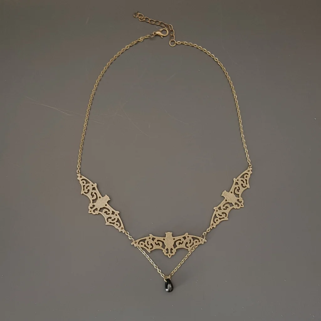 Grand collier chauve souris avec perle