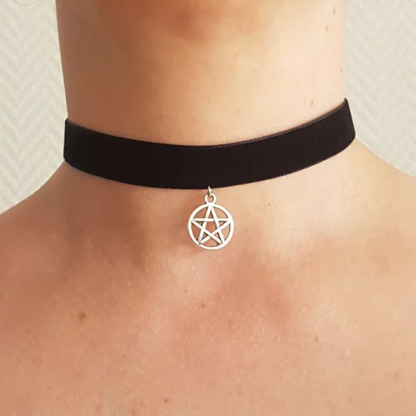 Ras de cou pentacle, en velours noir