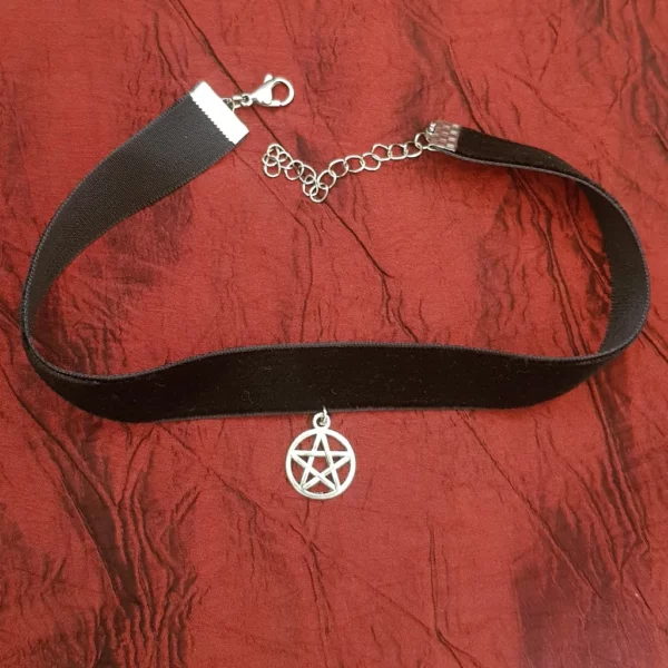 Ras de cou pentacle, en velours noir