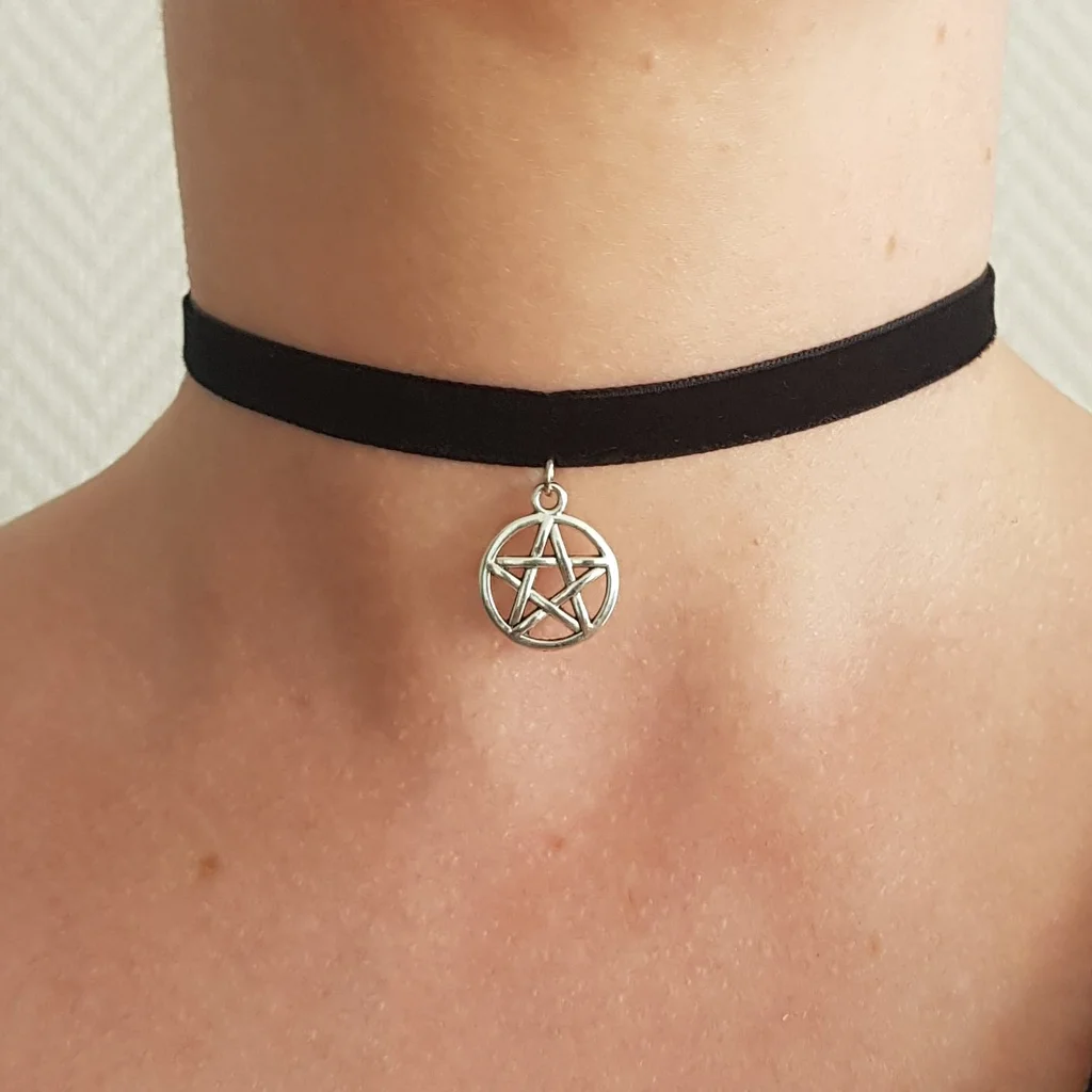 Ras de cou pentacle, en velours noir