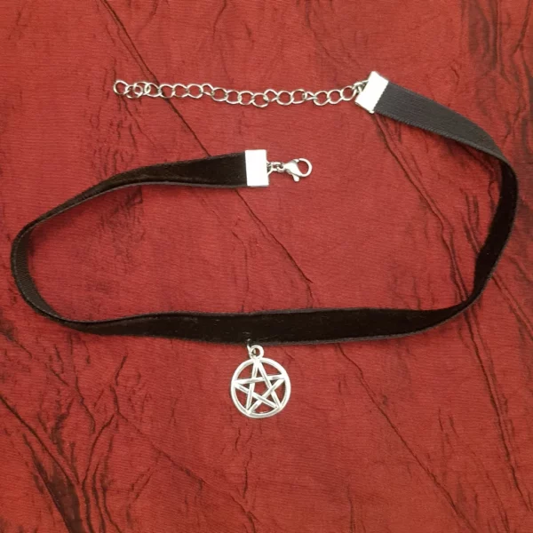 Ras de cou pentacle, en velours noir