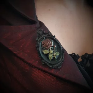 Cette broche camée rose rouge sera parfaite pour accessoiriser une robe, un manteau ou même un sac en apportant une touche de style gothique victorien, tout en finesse. Et son petit gabarit vous permettra de la glisser sur toutes vos envies.