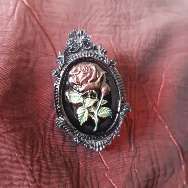 Broche camée rose rouge