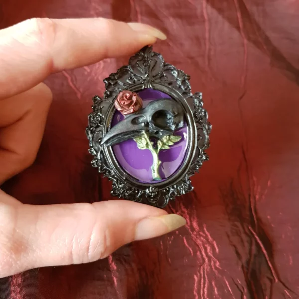 Broche crâne de corbeau et sa rose