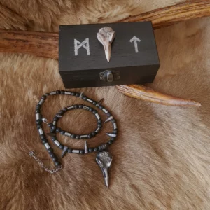 Boîte cadeau viking "Corbeau et Vegvisir"Ce coffret cadeau viking se compose d'un collier, d'une boite de rangement et d'une broche,  mettant à l'honneur le corbeau ainsi que la boussole Vegvisir.