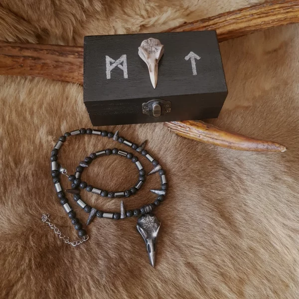 Boîte cadeau viking "Corbeau et Vegvisir"Ce coffret cadeau viking se compose d'un collier, d'une boite de rangement et d'une broche,  mettant à l'honneur le corbeau ainsi que la boussole Vegvisir.