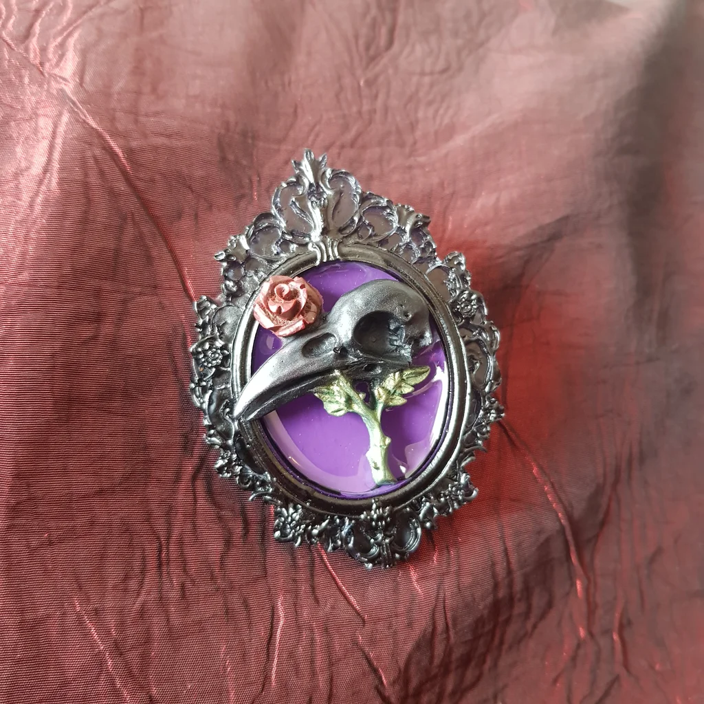 Broche crâne de corbeau et sa rose