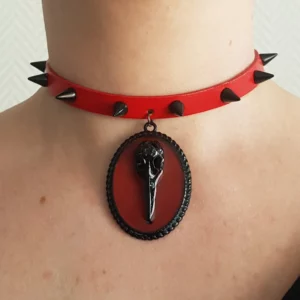 Choker corbeau en cuir rouge avec spikes