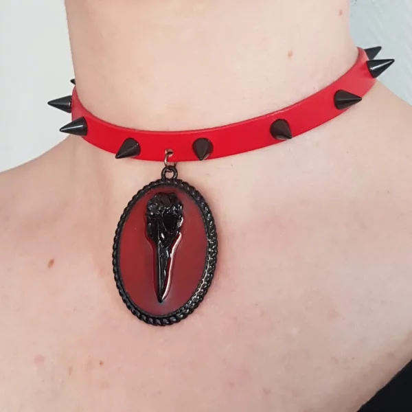 Choker corbeau en cuir rouge avec spikes