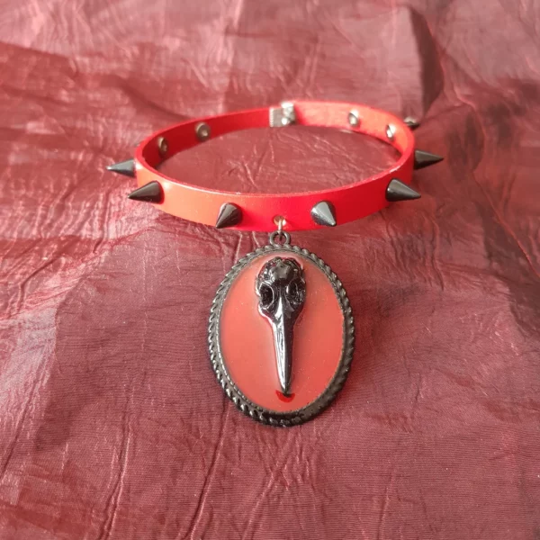 Choker corbeau en cuir rouge avec spikes