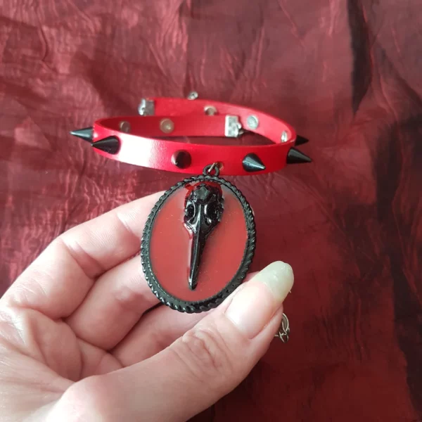 Choker corbeau en cuir rouge avec spikes