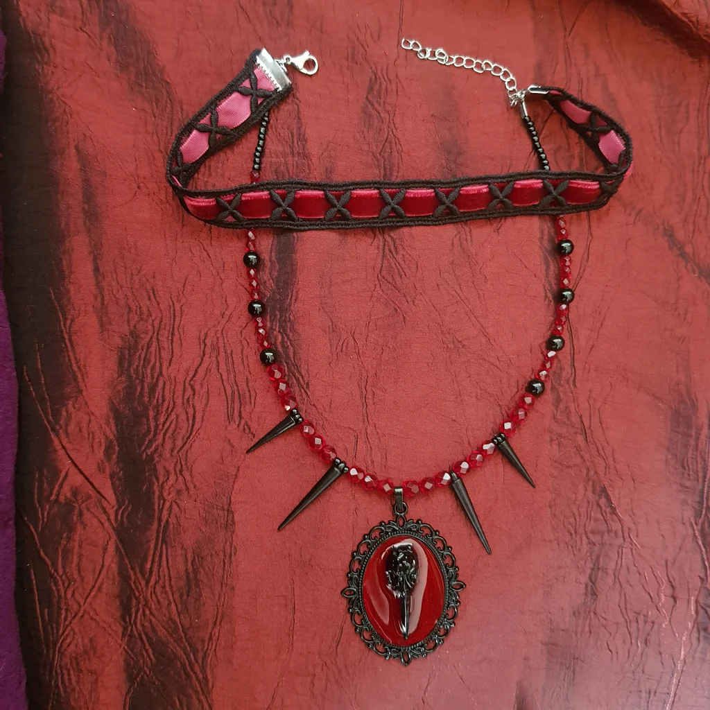 Collier double crâne de corbeau noir