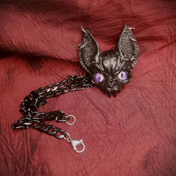 Collier tête de chauve-souris version yeux violet