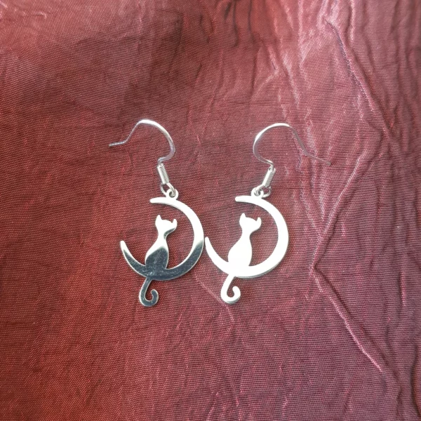 Boucles d'oreilles chat posé sur une lune