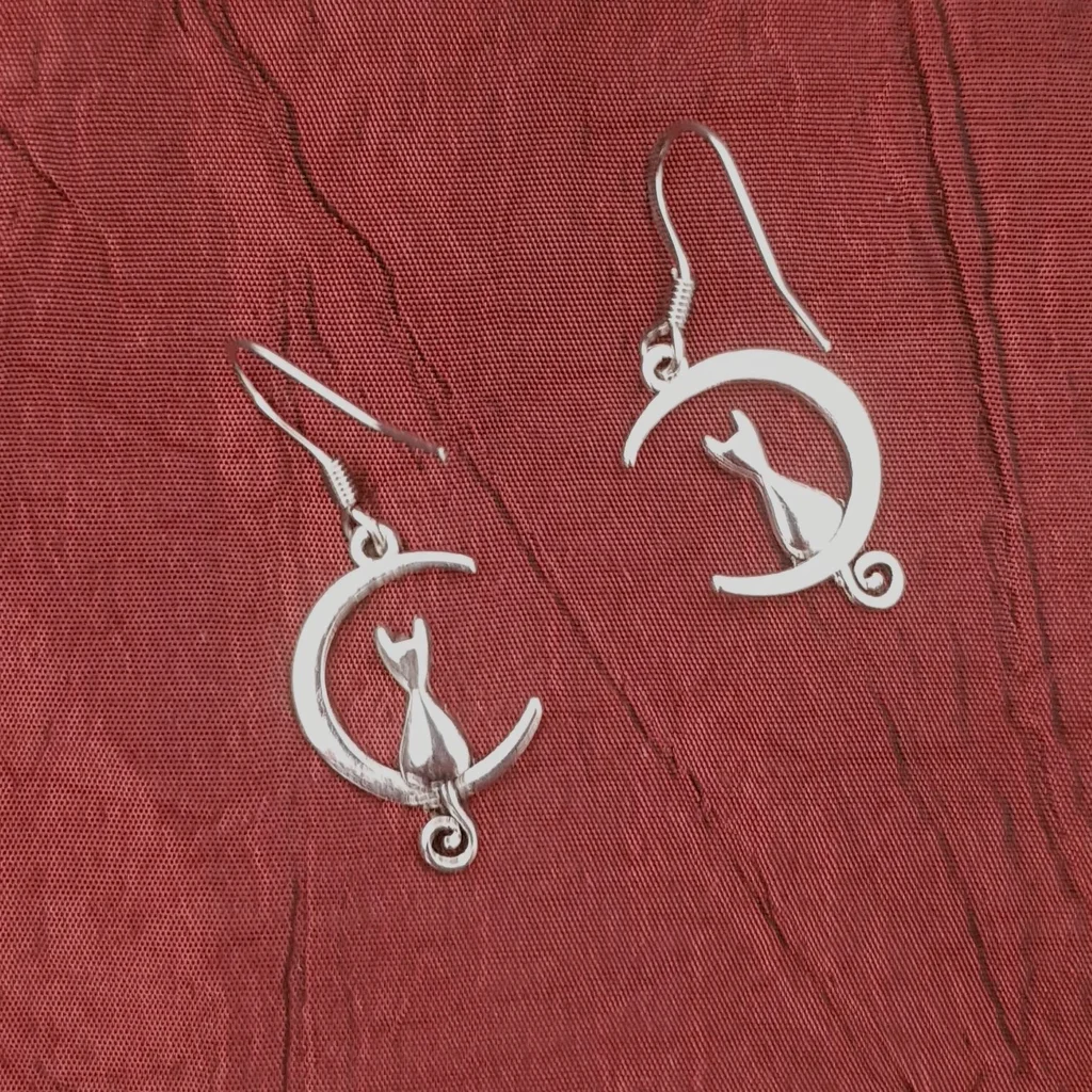 Boucles d'oreilles chat posé sur une lune