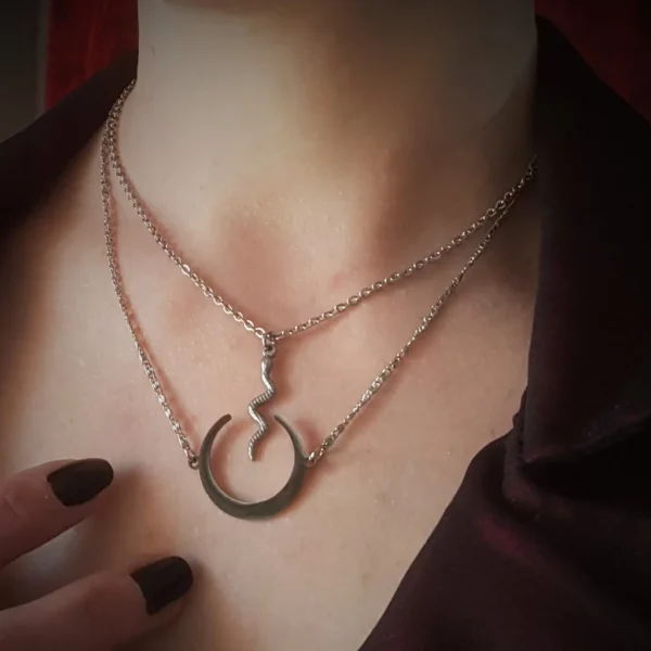 Collier lune inversée et serpent